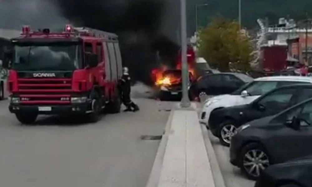 Ηγουμενίτσα: Παρκαρισμένο αυτοκίνητο "λαμπαδιάζει" δίπλα σε άλλα αυτοκίνητα